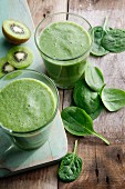 Apple, spinach and kiwis smoothies