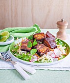 Gegartes & frittiertes Schweinebauchfleisch auf Salat