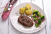 Rump steak with potatoes and broccoli