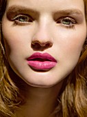 Close up Portrait von junger Frau mit pink geschminkten Lippen