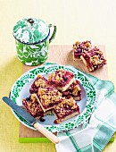 Berry slices with oat crumble
