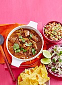 Rindfleisch mexikanische Art mit Bohnen-Reis und Salsa