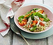 Barley salad with chicken, spinach, tomatoes and bacon