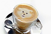 Cappuccino mit Bärengesicht im Milchschaum