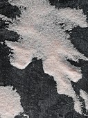 Rosa Salz auf Steinuntergrund