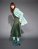 Junge Frau mit Kleidung Ton in Ton der Farbe Grün