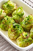 Stuffed, gratinated cabbage parcels