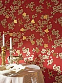 Wallpaper with floral pattern and gold accents