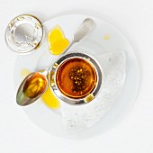Golden Syrup im Topf und auf Löffel