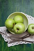 A bowl of green apples