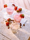 Frozen-Erdbeer-Ayran, Buttermilch mit Erdbeeren, Mandeldrink