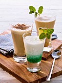 Latte Peppermint, Mint-Frappe und Espresso-Frappe mit Kaffeelikör und Schokoraspeln