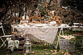 Festlich gedeckter Tisch im Herbstgarten