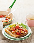 Toast with spicy turkey breast and tomatoes