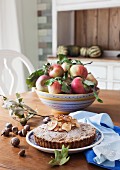 Apfel-Mandelkuchen auf herbstlich dekoriertem Esstisch