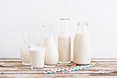 Vegane Milch in Glaskaraffen und -flaschen