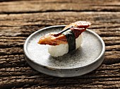 Nigiri-Sushi mit Teriyaki-Hähnchen