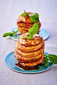 Apple slices with caramel sauce