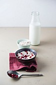 Vollkornbuchweizen (gepufft) mit Milch und Granatapfelkernen und eine Flasche Milch