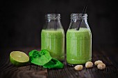 Cucumber, spinach and macadamia nuts smoothies