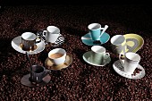 Espressotassen aus Porzellan auf Kaffeebohnen