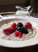 Haferbrei mit Beeren und Milch