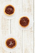 Caramel tartlets with chocolate glaze