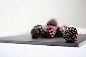 Brombeeren auf grauem Brett