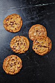 Mehrere Chocolatechip Cookies (Draufsicht)
