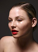Junge Frau mit rotem Eyeliner und roten Lippen