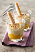 Mango-Sahne-Creme mit Hippenröllchen