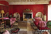 Rustikal mediterraner Wohnraum in Rot, mit gemütlichen Vintage-Tagesliege auf Steckkieselboden