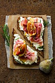 Wholemeal bread with goat's cheese, figs, country ham, rosemary and honey