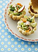 Tartlets with ham, brussels sprouts, carrots, apples and thyme
