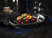 Tintenfischnudeln mit Garnelen, Tomaten & schwarzem Knoblauch