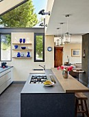 Moderne Küche mit Kochinsel und Glasdach