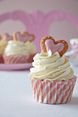 Romantische Swirl-Cupcakes mit rosa Herz zum Valentinstag