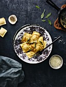 Ravioli mit Salbeibutter (Aufsicht)