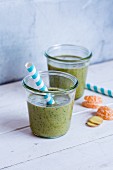 Spinach and banana smoothies with ginger and mandarine
