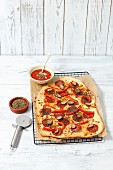 Pizza mit Salami, Paprika & Kapern