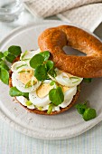 Bagel mit Ei und Brunnenkresse