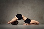 Frau bei Yogaübung