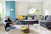 Colourful accessories in Scandinavian-style living room
