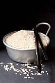 Reis in Schale mit Essstäbchen