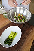 Koch bereitet Salat in Edelstahlschüssel vor