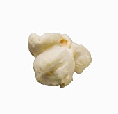 Ein Popcorn vor weißem Hintergrund (Nahaufnahme)