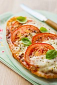 Pittabrot-Pizza mit Tomaten, Mozzarella und Basilikum