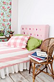 Feminines Schlafzimmer, DIY-Bettkopfteil mit rosarotem Bezug und passenden Polsterknöpfen