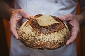 Bäcker mit Brot in der Hand, London, England