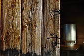 Rustikale Holztür und Milchkanne
